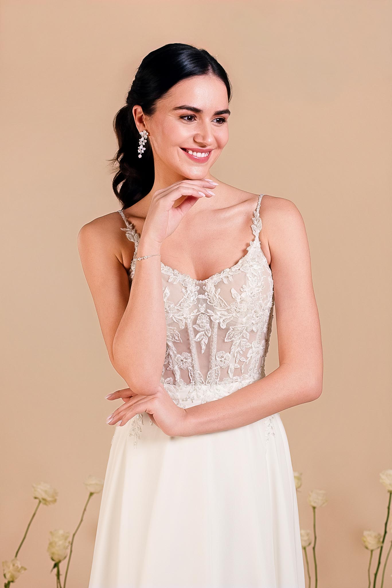INAE-4085 Robe de mariée Inae, jupe fluide en mousseline et bustier transparent avec baleines apparentes. Collection Eglantine 2027.