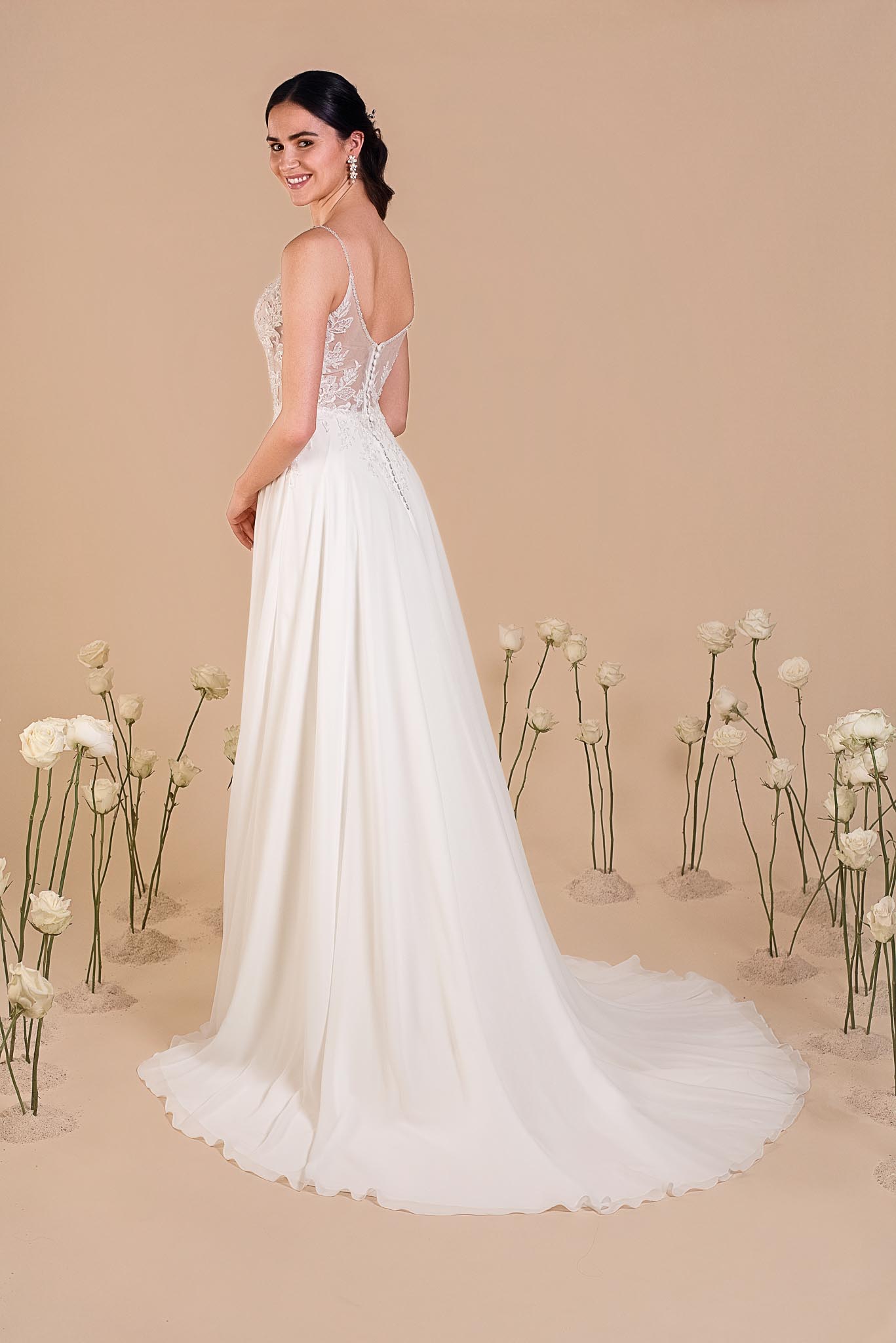 INAE-4132_(2) Robe de mariée Inae, jupe fluide en mousseline et bustier transparent avec baleines apparentes. Collection Eglantine 2027.