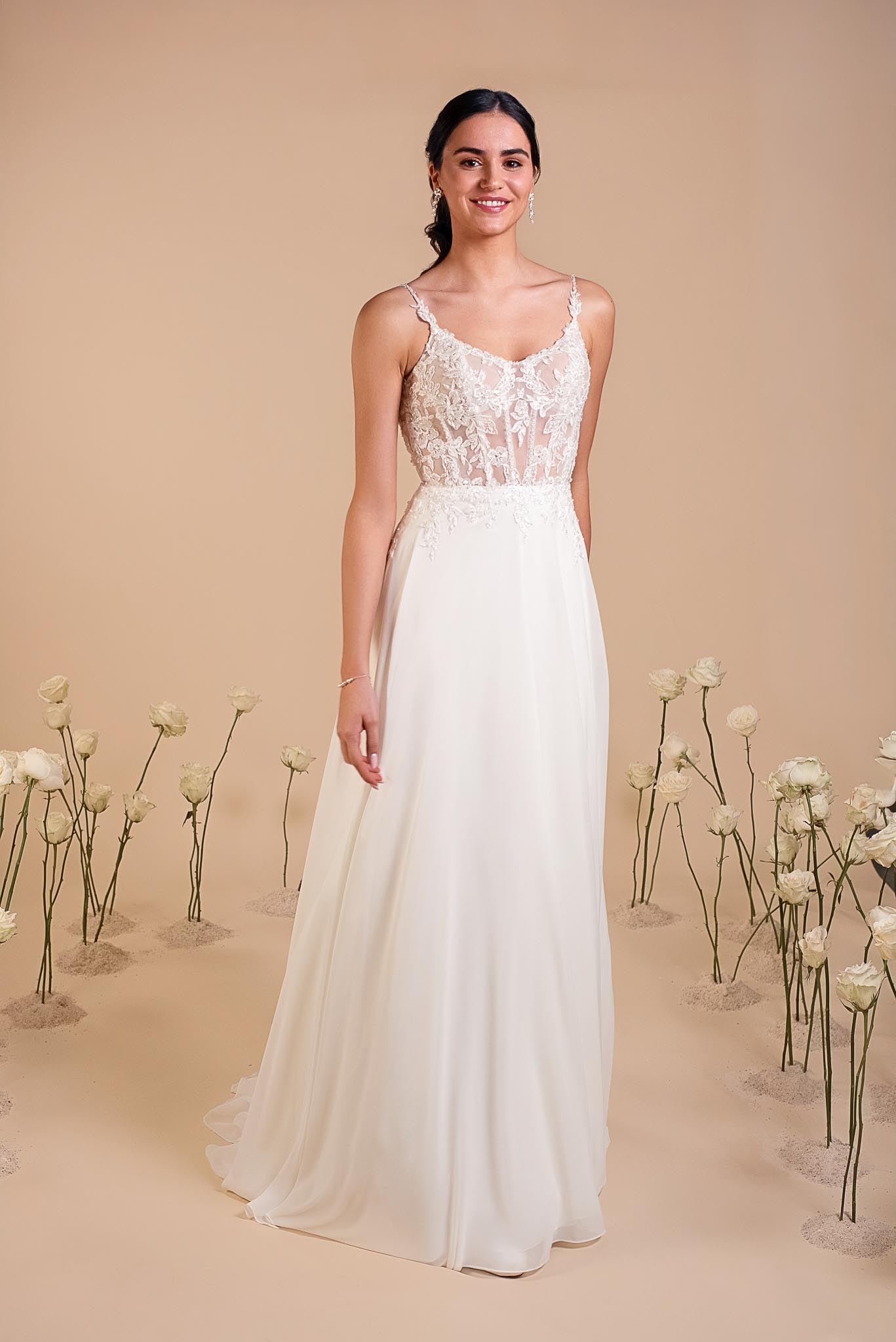 INAE-4152 Robe de mariée Inae, jupe fluide en mousseline et bustier transparent avec baleines apparentes. Collection Eglantine 2027.