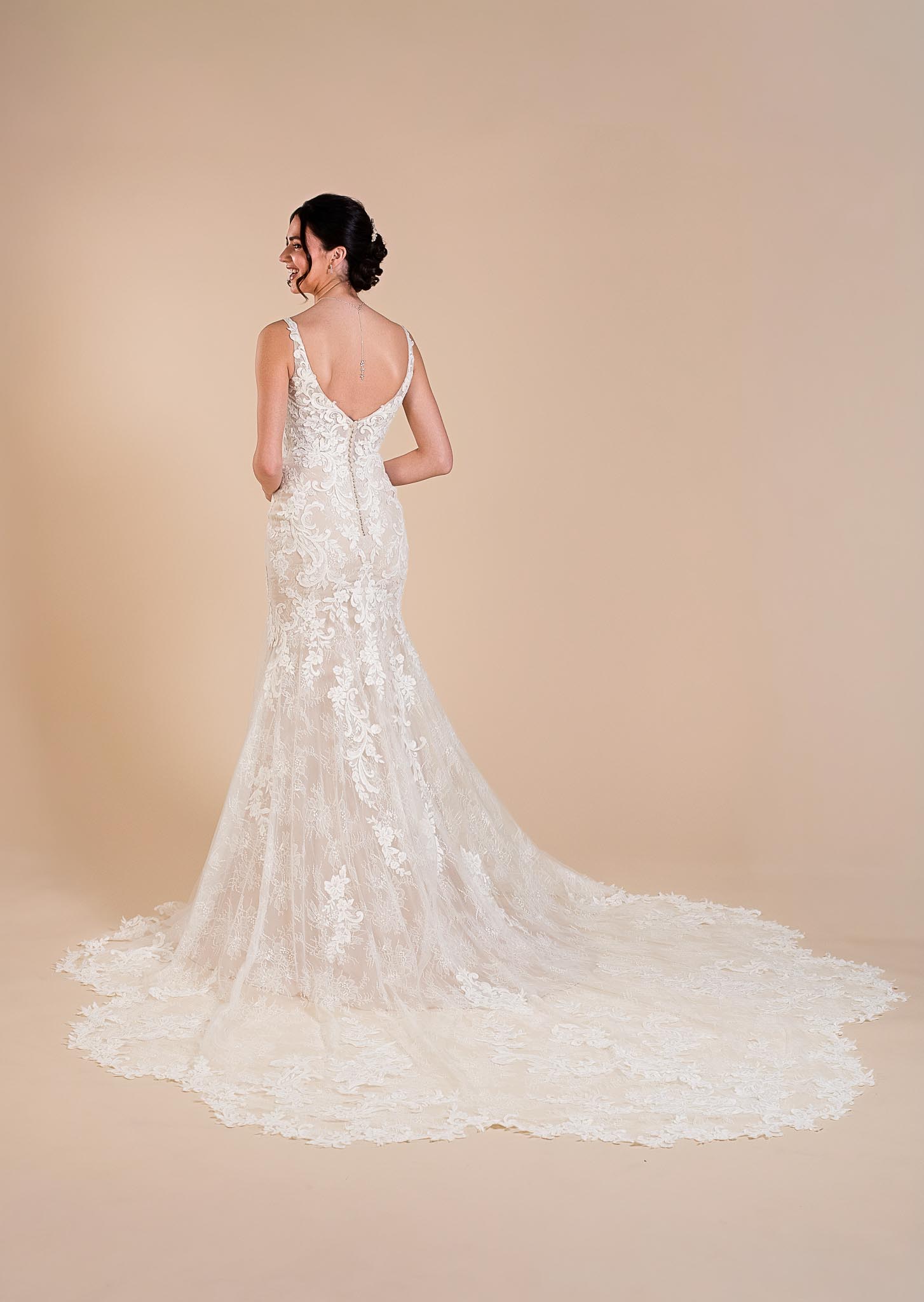 INFINI-6143_(4) Robe de mariée infini collection Eglantine 2027. Traine cathédrale en dentelle