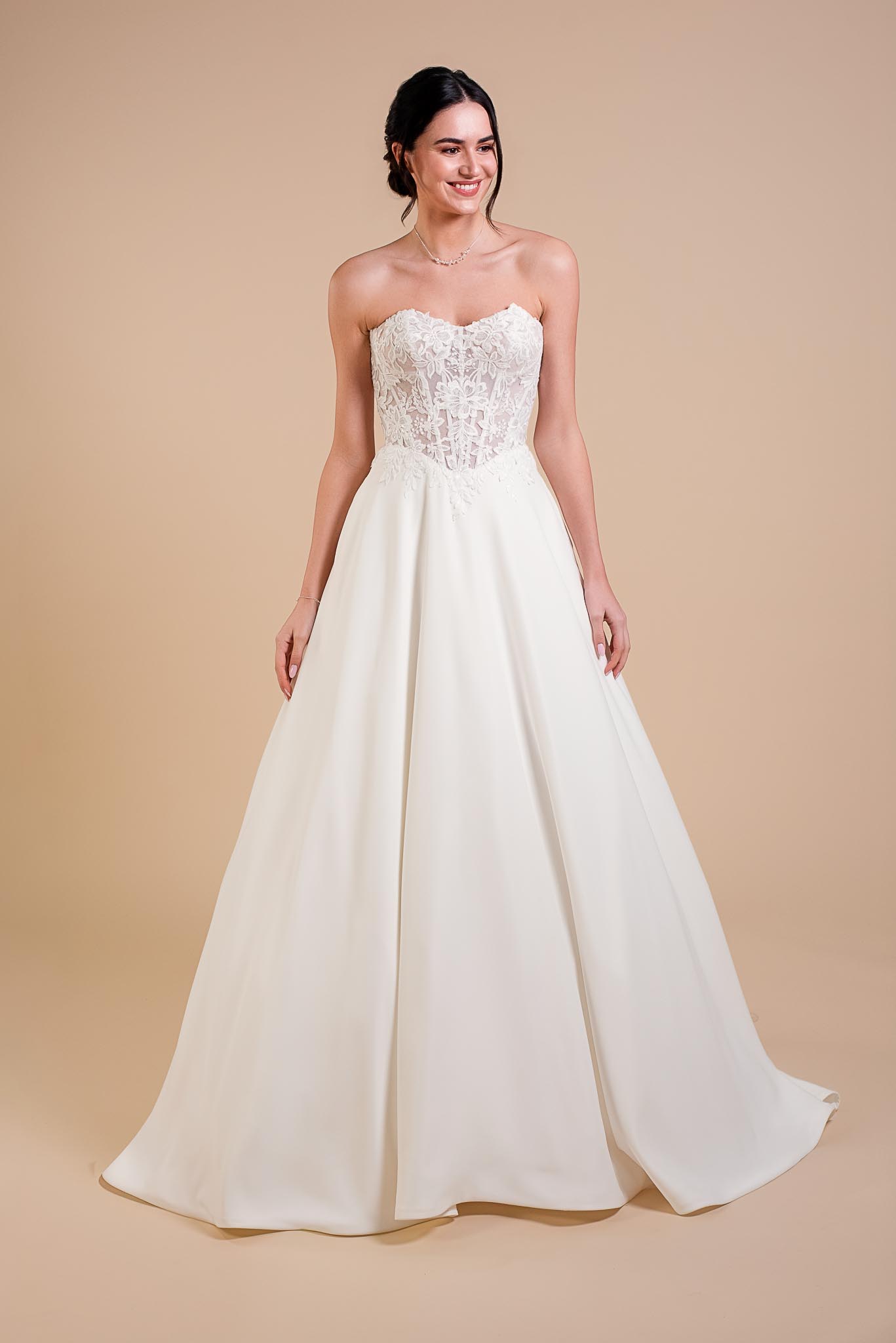 ITZEL-5138 Robe de mariée Itzel avec bustier en dentelle. Collection Eglantine 2027