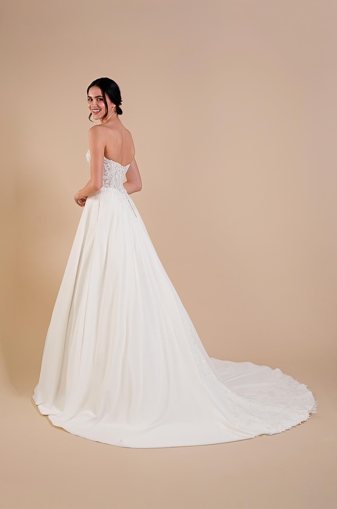 ITZEL-5156 Robe de mariée Itzel avec bustier en dentelle. Collection Eglantine 2027