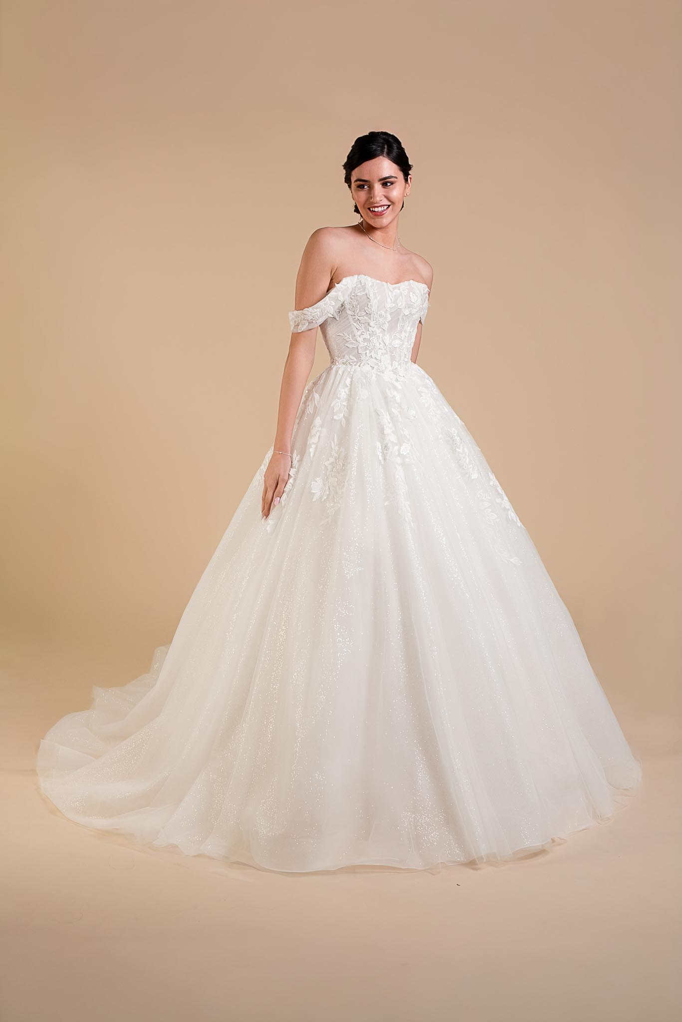 IZZA-7811 Robe de mariée princesse IZZA en tulle et dentelles. Bretelles bateau. Collection Eglantine 2027