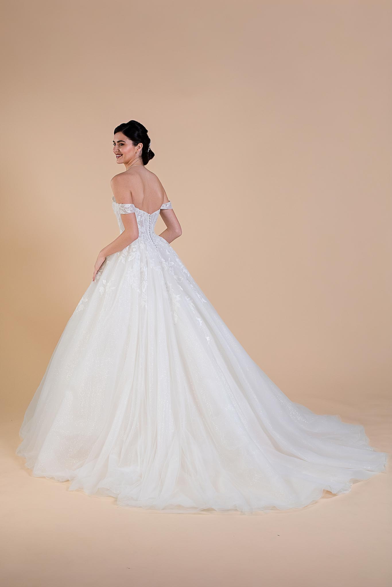 IZZA-7831 Robe de mariée princesse IZZA en tulle et dentelles. Bretelles bateau. Collection Eglantine 2027