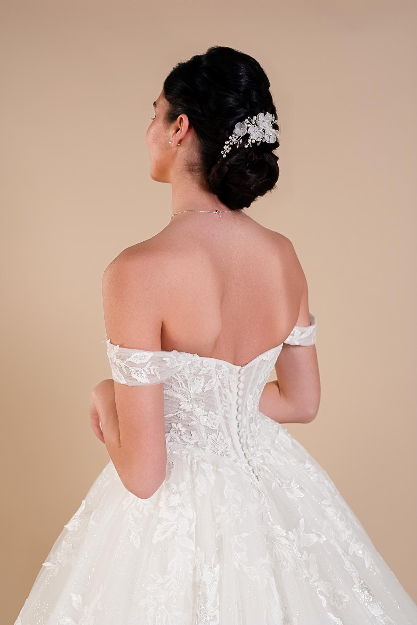 IZZA-7850 Robe de mariée princesse IZZA en tulle et dentelles. Bretelles bateau. Collection Eglantine 2027